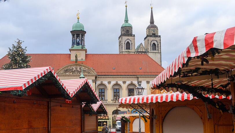 Schon seit Ende Oktober stehen die ersten Weihnachtsbuden in Magdeburg.