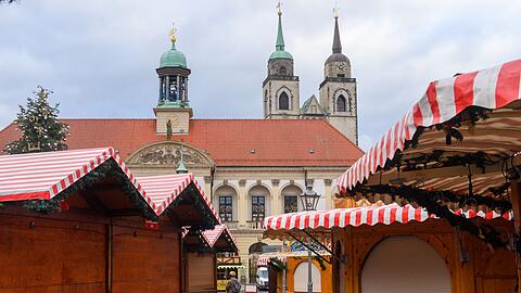 Schon seit Ende Oktober stehen die ersten Weihnachtsbuden in Magdeburg.