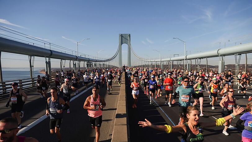 L&auml;ufer &uuml;berqueren die Verrazzano Narrows Bridge beim New York City Marathon (Archivbild).