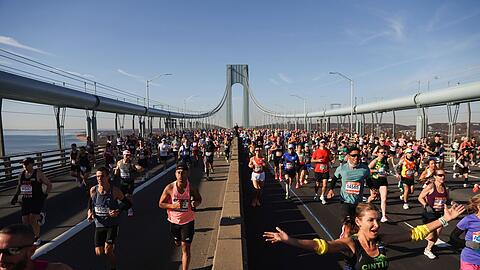 L&auml;ufer &uuml;berqueren die Verrazzano Narrows Bridge beim New York City Marathon (Archivbild).