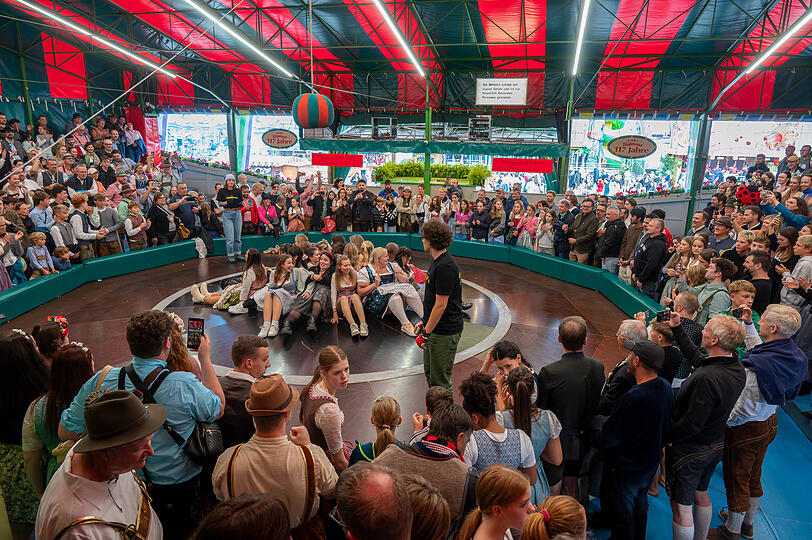 Das Teufelsrad ist eines der beliebtesten Fahrgesch&auml;fte auf der Wiesn. Um Besucherinnen vor Upskirting zu sch&uuml;tzen, hat Betreiberin Elisabeth Polaczy schon vor zwei Jahren die Sicherheitsvorkehrungen verbessert.