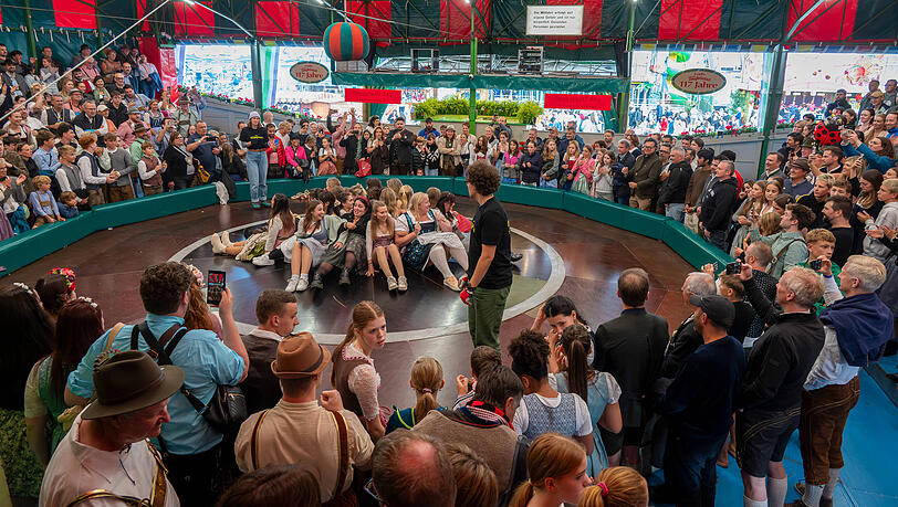 Das Teufelsrad ist eines der beliebtesten Fahrgesch&auml;fte auf der Wiesn. Um Besucherinnen vor Upskirting zu sch&uuml;tzen, hat Betreiberin Elisabeth Polaczy schon vor zwei Jahren die Sicherheitsvorkehrungen verbessert.