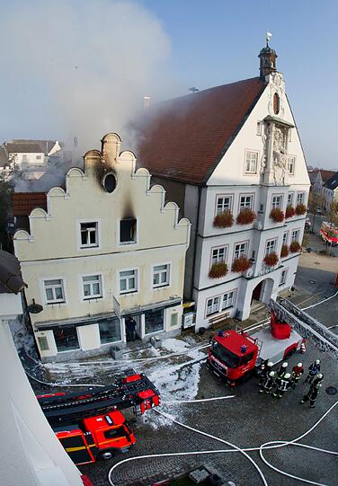 Brand in einem Mehrfamilienhaus in Geisenfeld: Die Bilder