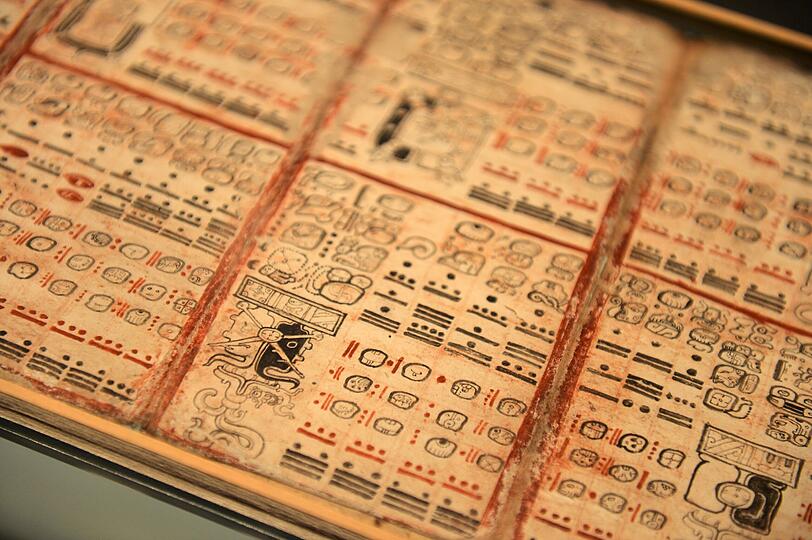 Verschiedene Seiten der als "Codex Dresdensis" bekannten Maya-Handschrift, die Berechnungen und Darstellungen von Mond- und Sonnenfinsternissen enthalten, im Buchmuseum in der Saechsischen Landes- und Universitaetsbibliothek (SLUB) in Dresden.