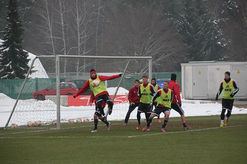 Beim anschließenden 8-gegen-8 wurden vor allem Standardsituationen trainiert.