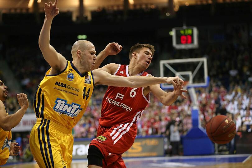 Heftiges Gerangel: Berlins Zach Morley gegen Bayern-Kapitän Steffen Hamann.