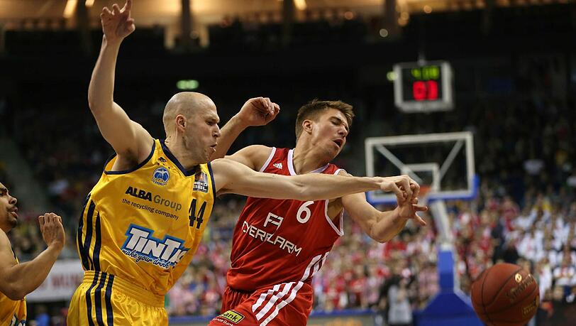 Heftiges Gerangel: Berlins Zach Morley gegen Bayern-Kapitän Steffen Hamann. Heftiges Gerangel: Berlins Zach Morley gegen Bayern-Kapitän Steffen Hamann.