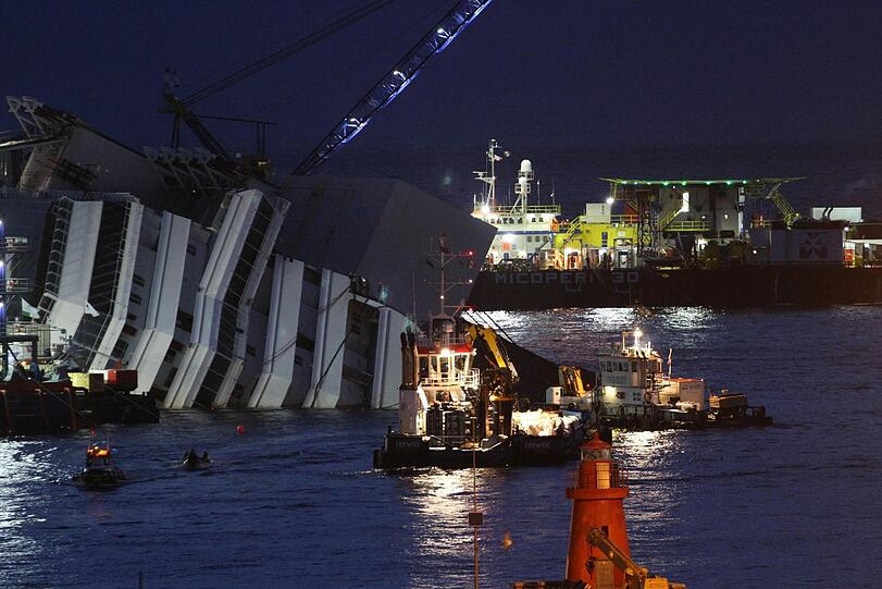 Die aufwendige Bergungsaktion der havarierten "Costa Concordia" ist angelaufen. Bilder von den Vorbereitungen.