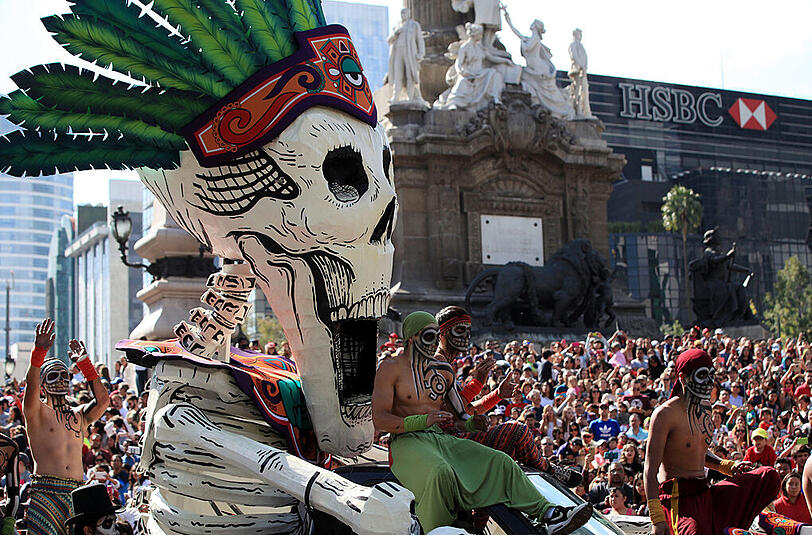 Der "Día de los Muertos" wird in Mexiko-Stadt in diesem Jahr erstmals auch als Parade gefeiert. Die Bilder vom Umzug nach Vorbild des James-Bond-Films "Spectre".