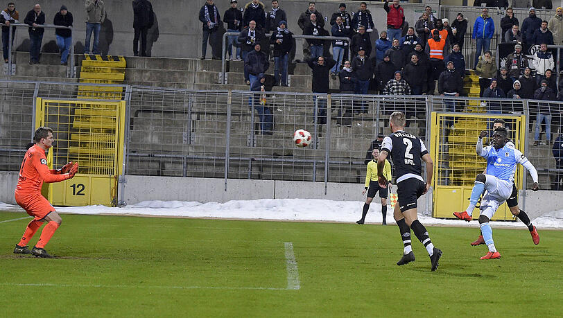 Leihspieler beim TSV 1860: Prince Osei Owusu (re.). Hier bei seinem Tor gegen den VfR Aalen. Leihspieler beim TSV 1860: Prince Osei Owusu (re.). Hier bei seinem Tor gegen den VfR Aalen.
