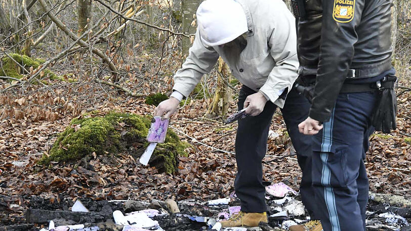 Die Bilder vom Feuerwehreinsatz am Freitag. Der Mann lebte in einer provisorischen Unterkunft in einem Waldstück bei Vaterstetten.