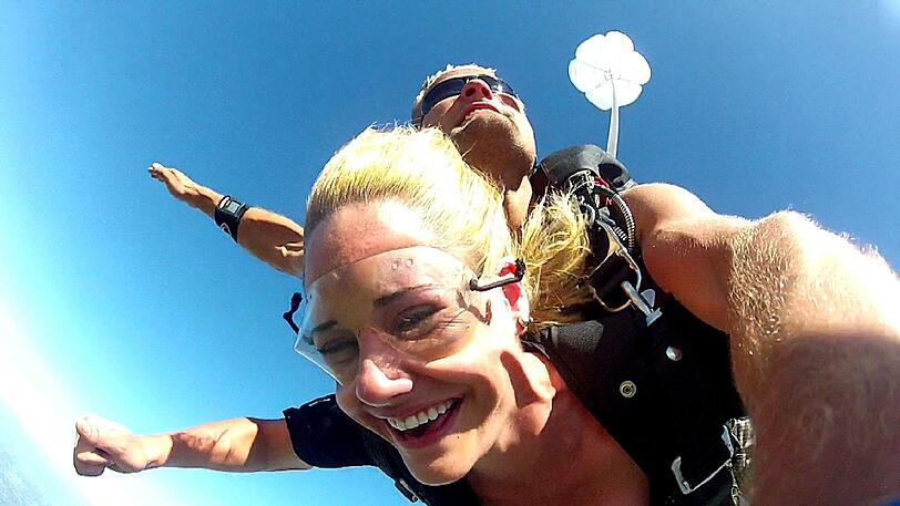 Lena (Foto) überrascht Janine mit einem Fallschirmsprung. Mutig lassen sich die beiden auf den freien Fall ein.