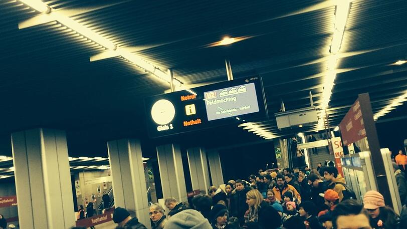 Viel los: Der Bahnsteig an der U1, U2 am Münchner Hauptbahnhof.