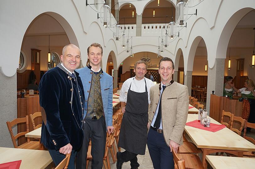 Von links nach rechts: Wirt Karlheinz Reindl mit Sohn und Juniorchef Julian Reindl, Küchendirektor Bernhard Michael Maier und Betriebsleiter Steffen Tyra-Schwingenstein.