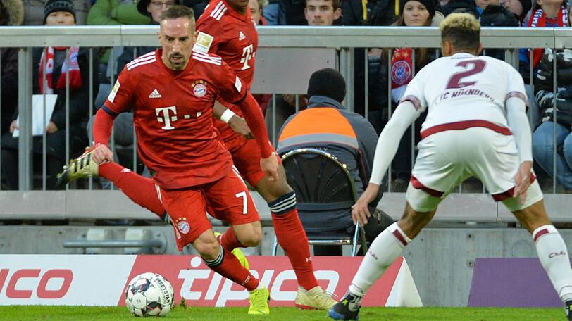 Franck Ribéry, Note 3: Sein abgefälschter Rechtsschuss konnte gerade noch so entschärft werden (15.). Dann aber erfolgreich: Traf per Abstauber zum 3:0 (56.), sein erstes Ligator in dieser Saison. Ließ sich vor den Fans in der Südkurve feiern, klopfte immer wieder aufs Bayern-Logo.