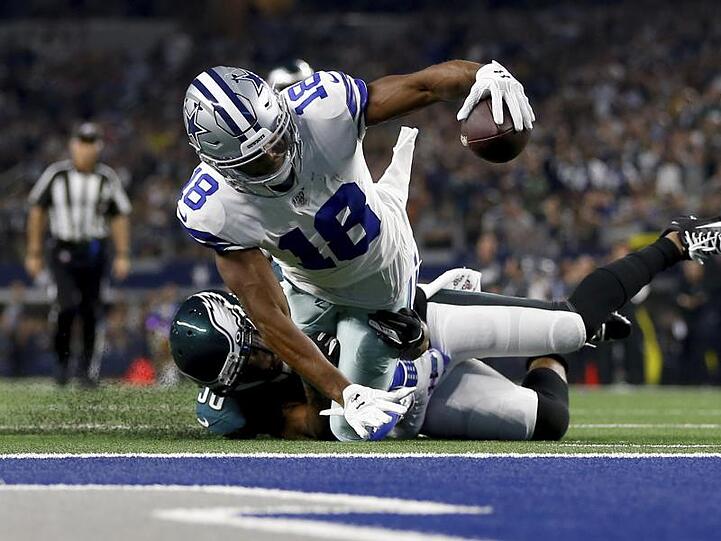 Randall Cobb (v.) von den Dallas Cowboys wird knapp vor der Endzone von Boston Scott gestoppt.