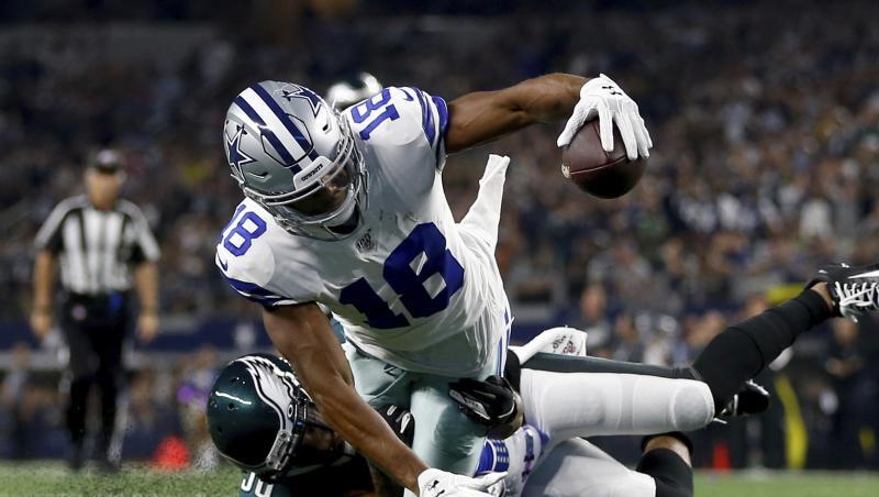 Randall Cobb (v.) von den Dallas Cowboys wird knapp vor der Endzone von Boston Scott gestoppt. Randall Cobb (v.) von den Dallas Cowboys wird knapp vor der Endzone von Boston Scott gestoppt.