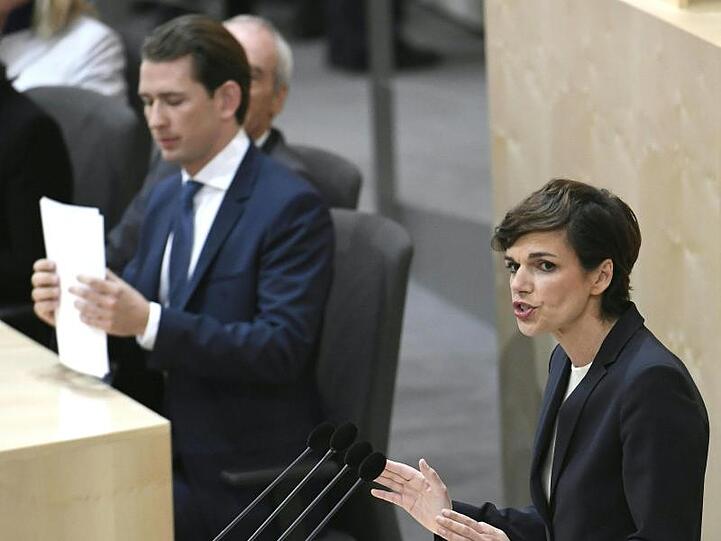 Die Vorsitzende der österreichischen Sozialdemokraten, Pamela Rendi-Wagner, stellte offiziell den Misstrauensantrag gegen Bundeskanzler Sebastian Kurz und dessen gesamtes Kabinett.