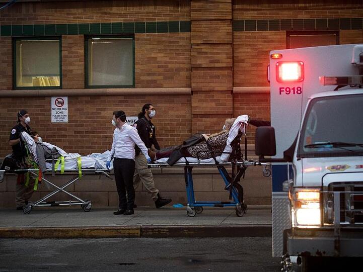 Patienten werden in das Krankenhaus "Maimonides Medical Center" im New Yorker Stadtteil Brooklyn verlegt.