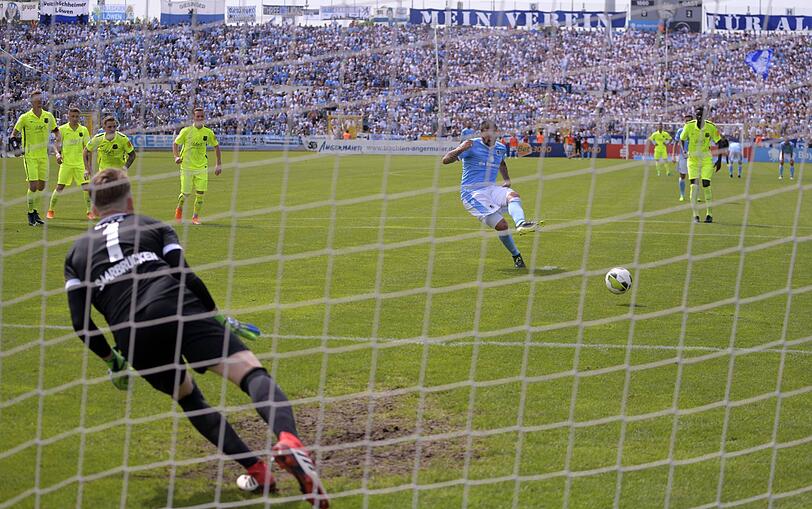 Am Ende der Spielzeit geht es für die Löwen als Meister in der Aufstiegs-Relegation gegen den 1. FC Saarbrücken. Nachdem er schon beim 3:2-Sieg einen Doppelpack schnürte, bringt der Torjäger seine Sechzger im Rückspiel vom Punkt auf 1:2 heran. Noch immer unvergessen: Der Ausgleichstreffer von Simon Seferings in der 82. Minute, der 1860 in die 3. Liga bringen sollte.