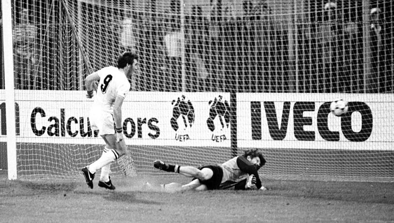 Da war's passiert: Aston Villas Peter Withe überwindet Bayern-Keeper Manni Müller zum entscheidenden 1:0. Da war's passiert: Aston Villas Peter Withe überwindet Bayern-Keeper Manni Müller zum entscheidenden 1:0.