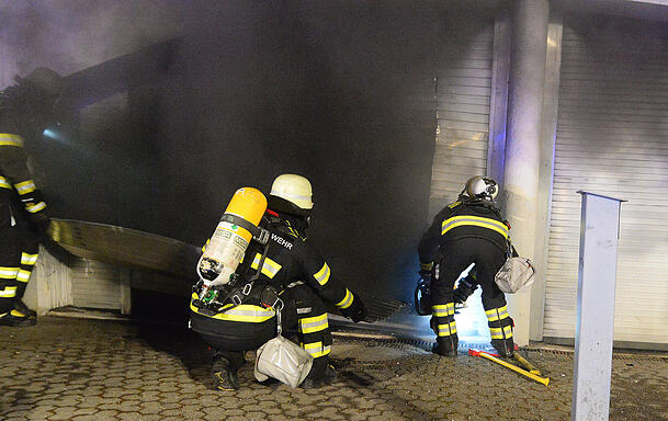 Die Feuerwehr musste das Tor zur Tiefgarage mit einer Säge öffnen. Die Feuerwehr musste das Tor zur Tiefgarage mit einer Säge öffnen.