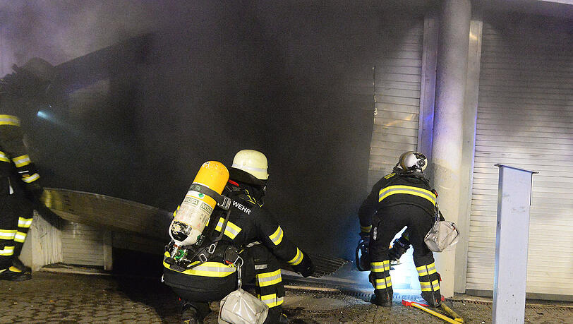 Die Feuerwehr musste das Tor zur Tiefgarage mit einer Säge öffnen. Die Feuerwehr musste das Tor zur Tiefgarage mit einer Säge öffnen.