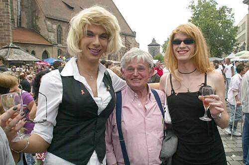 Jürgen Wolff (Mitte), Grünen-Stadtrat, genoss sichtlich das Treffen.