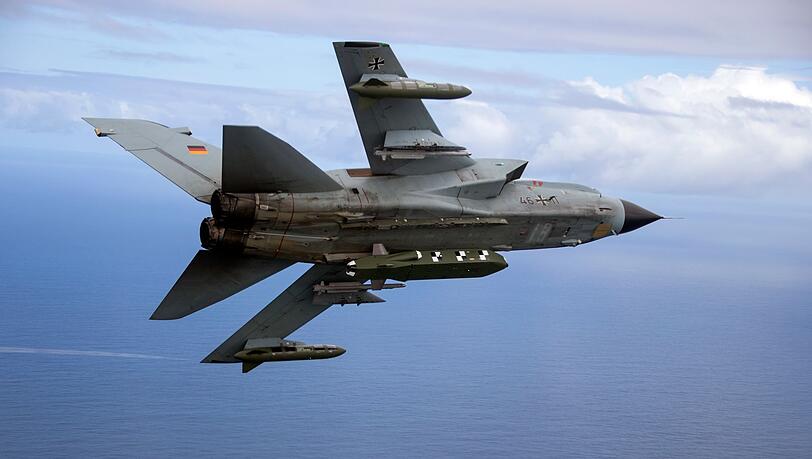 Ein Kampfjet Tornado IDS ASSTA 3.0 der Bundeswehr, bestückt mit dem Lenkflugkörper Taurus. Ein Kampfjet Tornado IDS ASSTA 3.0 der Bundeswehr, bestückt mit dem Lenkflugkörper Taurus.