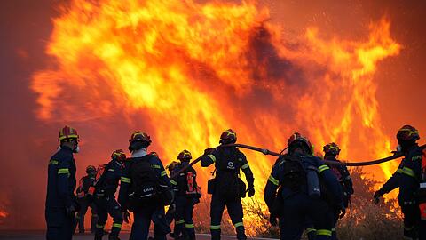 Die Feuerwehr ist auf der griechischen Insel Chios im Einsatz.