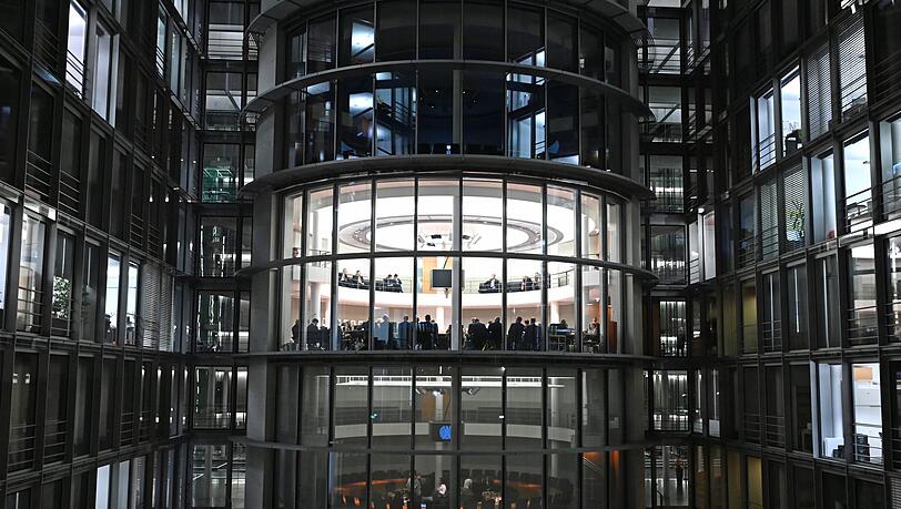 Der Ausschuss tagte bis zum Morgen. Der Ausschuss tagte bis zum Morgen.