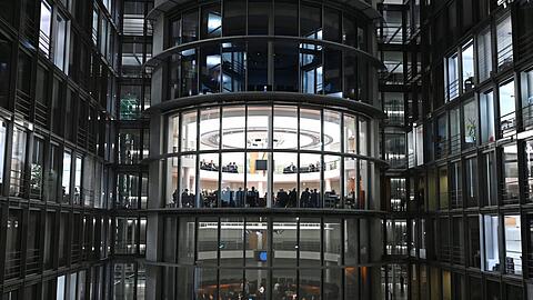 Der Ausschuss tagte bis zum Morgen.