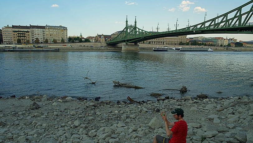 In Budapest führt die Donau wenig Wasser - Relikte aus der Vergangenheit kommen zum Vorschein. In Budapest führt die Donau wenig Wasser - Relikte aus der Vergangenheit kommen zum Vorschein.