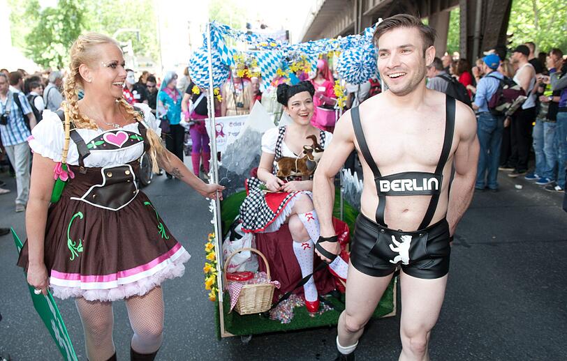 Kunterbunt und gut gelaunt: berlin feiert in schrillen Kostümen den Christopher Street Day! Hier gibts die Bilder von der Parade!