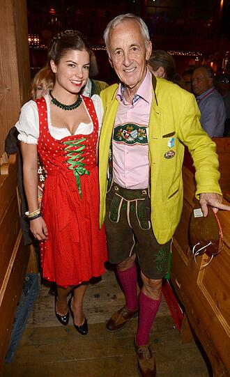 Zuckerbäcker Bodo Müller posiert mit weiblicher Begleitung.