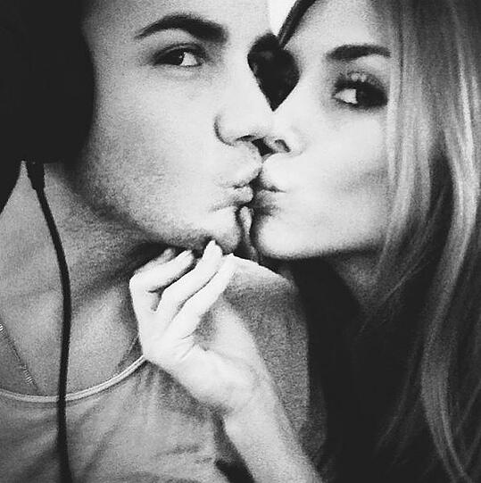 Ein Bussi von Ann Kathrin Brömmel für Freund Mario Götze.