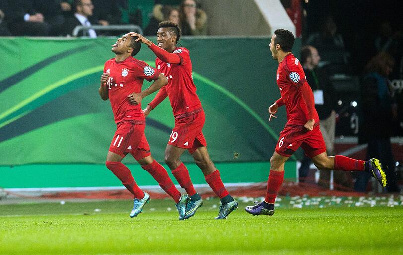 Costa (l.) und Coman jubeln mit Bayern-Kollege Thiago (r.).