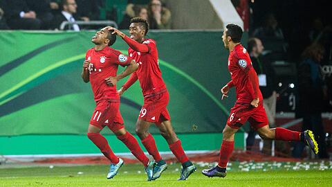 Costa (l.) und Coman jubeln mit Bayern-Kollege Thiago (r.).