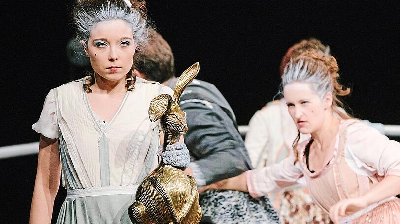 Links: Liese gesungen und gespielt von Vanessa Fasoli und neben ihre Schwester Klärchen (Polly Ott).