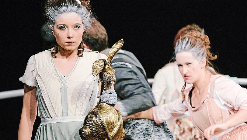 Links: Liese gesungen und gespielt von Vanessa Fasoli und neben ihre Schwester Klärchen (Polly Ott). Links: Liese gesungen und gespielt von Vanessa Fasoli und neben ihre Schwester Klärchen (Polly Ott).