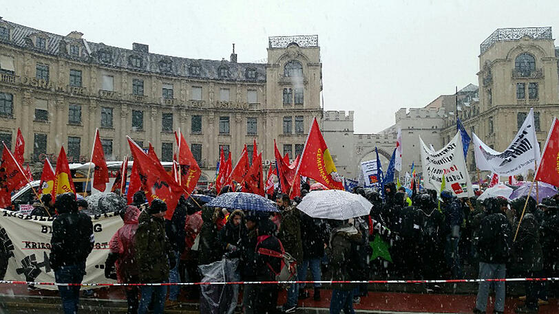 Nach der Auftaktkundgebung auf dem Karlsplatz ging es im Demonstrationszug durch München.