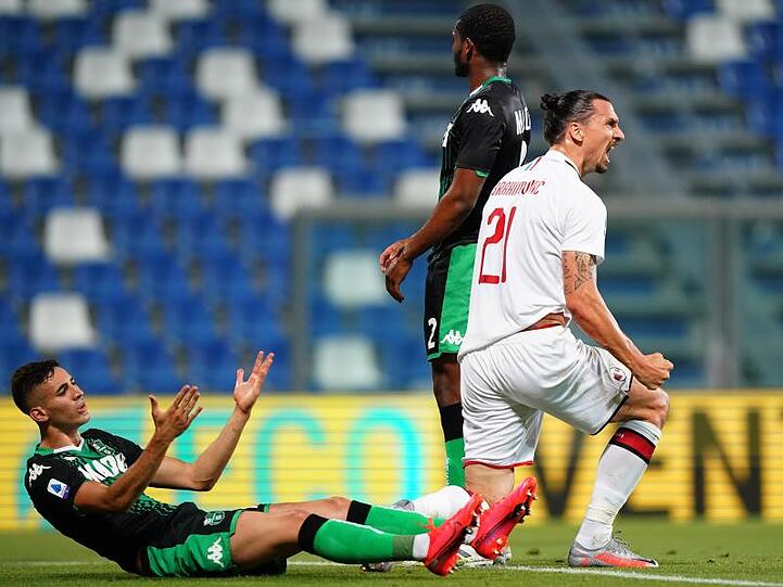 Zlatan Ibrahimovic (M) vom AC Mailand jubelt über sein Tor gegen Sassuolo Calcio.