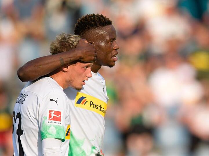 Torschütze Michael Cuisance (vorne) jubelt mit Denis Zakaria von Mönchengladbach. Foto: Matthias Balk/Archivbild