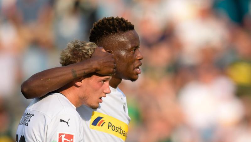 Torschütze Michael Cuisance (vorne) jubelt mit Denis Zakaria von Mönchengladbach. Foto: Matthias Balk/Archivbild Torschütze Michael Cuisance (vorne) jubelt mit Denis Zakaria von Mönchengladbach. Foto: Matthias Balk/Archivbild