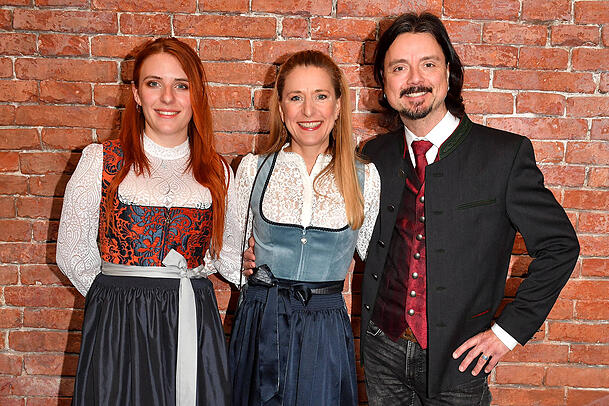 Johanna Mross trat in den letzten Jahren an der Seite von Mama Stefanie Hertel und deren Ehemann Lanny Lanner als Musik-Trio auf. Mit neuer Haarfarbe will sie jetzt als Solo-Künstlerin überzeugen.