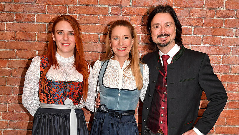 Johanna Mross trat in den letzten Jahren an der Seite von Mama Stefanie Hertel und deren Ehemann Lanny Lanner als Musik-Trio auf. Mit neuer Haarfarbe will sie jetzt als Solo-Künstlerin überzeugen.