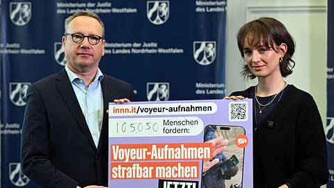 Yanni Gentsch hat die Petition an NRW-Justizminister Benjamin Limbach übergeben.