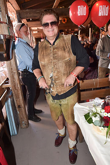 Francis Fulton-Smith: Beim Dreh von "Oktoberfest 1900" hätte Francis sich mehr inspirieren lassen sollen. Er ist so ein gutaussehender Mann und das kann man mit der richtigen Outfitwahl natürlich noch unterstreichen. Unten alles super (ich liebe die Haferlschuhe), aber bitte immer ein Trachtenhemd zum Oktoberfest. Super gewählt: die Charivarikette. Und die Lederweste bitte lieber zu einer Stoffhose, auf der Wiesn am besten ne Stresemannhose. Ja, es muss nicht immer die Hirschlederne sein. Also coole Einzelteile, am Ende etwas zu viel Leder.