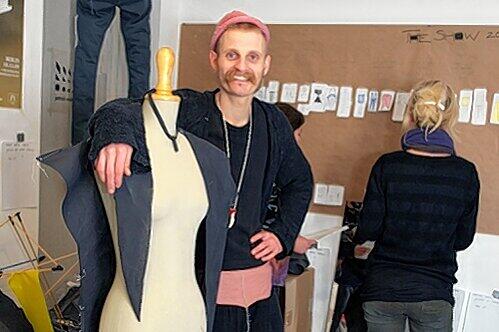 Der Meister an seinem Arbeitsplatz: Patrick Mohr in seinem Atelier in der Baaderstraße.