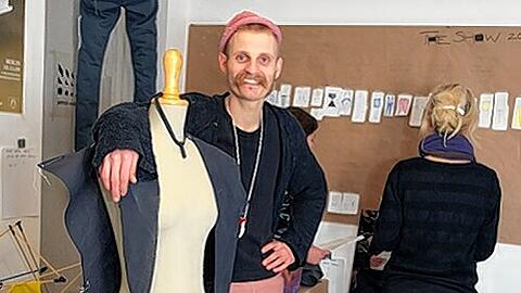 Der Meister an seinem Arbeitsplatz: Patrick Mohr in seinem Atelier in der Baaderstraße.
